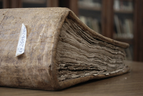 Un libro di biblioteca polveroso