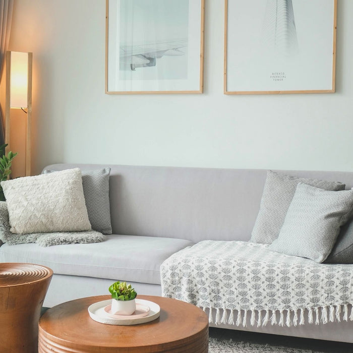 Wohnzimmer mit Sofa und Gardinen