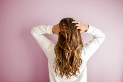 Una donna si tocca i capelli