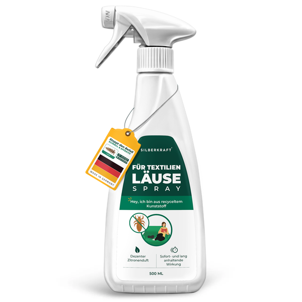 Spray antipidocchi Silberkraft per tessuti in flacone spray da 500 ml. Etichetta bianca e verde con la scritta "Per spray antipidocchi sui tessuti" e la nota "Ehi, sono fatto di plastica riciclata". Simboli per il profumo di limone e l'effetto duraturo. Etichetta gialla per rimorchio con bandiera tedesca e scritta "Made in Germany - Arresta l'infestazione in modo rapido ed efficace".