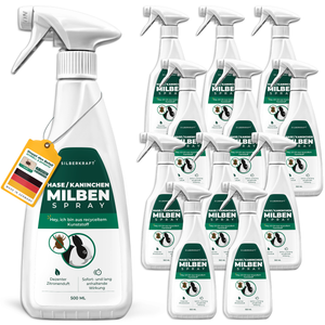 Zwölf Flaschen Silberkraft Hase/Kaninchen Milben Spray (500 ml) zur Milbenabwehr bei Kaninchen und Kleintieren. Weißes Flaschendesign mit grünem Etikett, dezentem Zitronenduft und sofortiger sowie langanhaltender Wirkung. Eine Flasche mit Anhänger, der auf 'Made in Germany' und effektive Milbenbekämpfung hinweist.