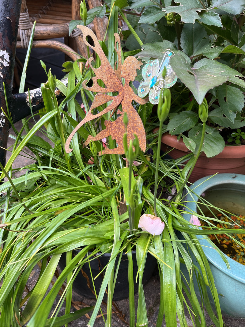 Sono visibili foglie verdi e boccioli di emerocallide in un vaso di fiori. All'interno ci sono anche figure decorative.