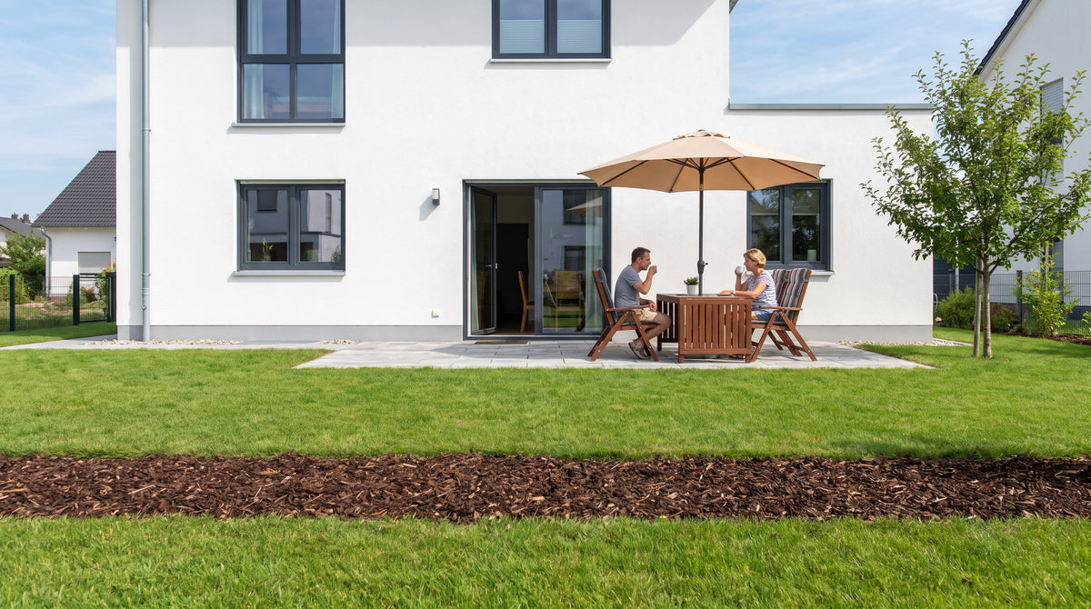 Giardino senza siepe (Estate) con vista libera sulla terrazza dei vicini – visualizzazione IA
