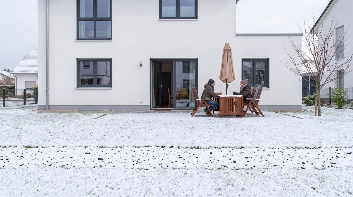Giardino senza siepe (Inverno) con vista libera sulla terrazza dei vicini – visualizzazione IA